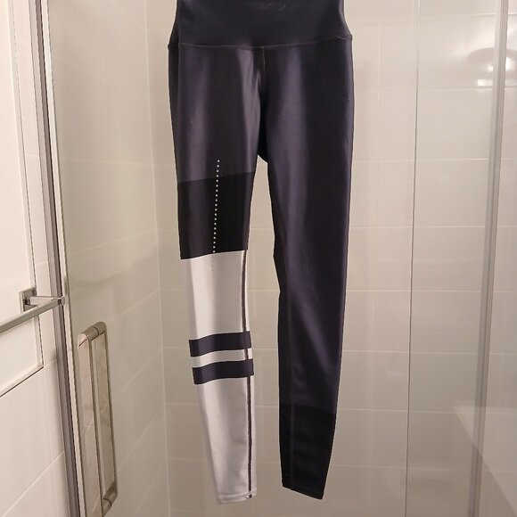 *Rare* ALO Yoga Leggings - Picture 13 of 15